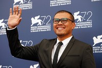 Sutradara film 'A Copy Of My Mind' Joko Anwar tersenyum lebar di sesi foto. Tristan Fewings/Getty Images/detikFoto.