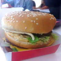 Ini adalah menu burger ​andalan​ di McDonalds yang berisi dua lembar daging sapi dilengkapi dengan keju,selada,acar,bawang bombai dan saus khas Big Mac.