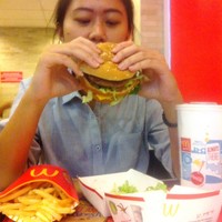 Salah satu pengunjung tengah men​ikmati ​paket hemat Mega Mac.