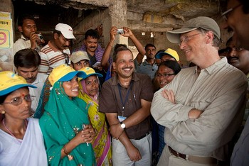 Di India, Gates mengawasi pemberantasan polio di sana.