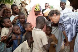 Tinggalkan Kemewahan, Bill Gates Gaul dengan Orang Miskin
