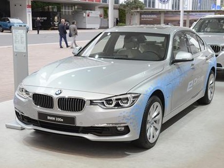 Sedan 330e Pilihan Hybrid Terbaru dari BMW