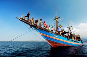 Bisa! Liburan di Pulau Komodo Naik Kapal Phinisi