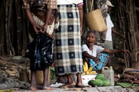 Barang-barang yang di jual di pasar beragam, sebagian besar sembako dan barang-barang keperluan rumah tangga. Para penjual didominasi orang Binongko yang datang dari Kalabahi (Rengga/detikTravel)