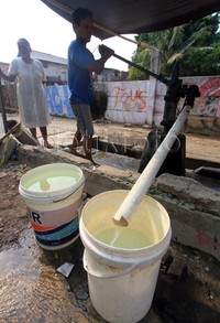 Warga mengambil air untuk kebutuhan sehari-hari dengan alat pompa air tradisional di kawasan Waduk Melati, Tanah Abang, Jakarta Pusat, Jumat (18/9/2015).