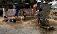 Ratusan kepala keluarga di RW 05 kelurahan Kebon Melati, Tanah Abang, Jakarta yang kesulitan air memanfaatkan pompa ini.