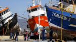 Tsunami Seret Kapal Hingga ke Daratan