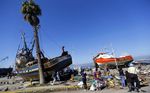 Tsunami Seret Kapal Hingga ke Daratan