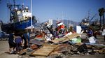 Tsunami Seret Kapal Hingga ke Daratan
