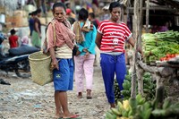 Pasar yang hanya buka seminggu sekali itu selalu dipadati pengunjung.