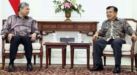 Dalam pembicaraan dengan Achmad, JK mengatakan soal penegakan hukum pada perusahan-perusahan yang menyebabkan kebakaran, khususnya perusahan yang berasal dari Malaysia. Pool/Setwapres.