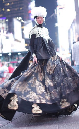 Foto: Gaun Batik Anniesa Hasibuan Jadi Pusat Perhatian di Times Square, NY
