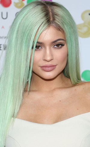 5 Selebriti Ini Buat Tren Unik di Socmed, Bibir Tebal Hingga Alis Botak