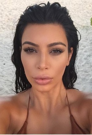 Tren Makeup ala Kim Kardashian di Socmed Jadi Favorit Wanita Indonesia