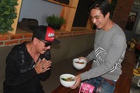Indra Birowo datang untuk mencicipi mi buatan Baim. Pool/Gus Mun/detikFoto.