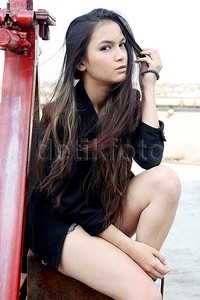 Dara kelahiran 4 Desember 1994 itu langsung berpose saat di depan kamera.