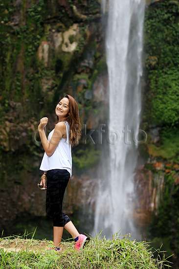 Pose Salshabilla Adriani Di Air Terjun