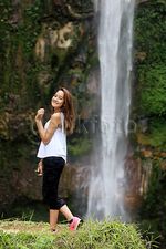 Pose Salshabilla Adriani di Air Terjun