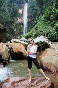     Salsha berpose di antara bebatuan.