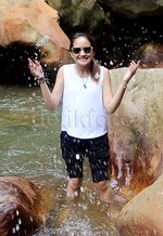 Pose Salshabilla Adriani di Air Terjun