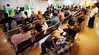 Para pemohon menunggu dipanggil di dalam ruang pelayanan.