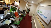 Para pemohon mengantre dengan duduk di dalam ruang pelayanan.