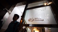Pemohon keluar kantor BPJS usai mencairkan dana JHT.
