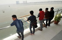 Warga melihat proses reklamasi Pluit City. Pool/Pluit City.