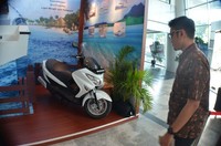 Seorang pengunjung melihat Burgman 200 ABS milik Suzuki di gedung Smesco Convention Hall, Jakarta,