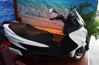 Dari sisi dimensi, Suzuki Burgman 200 memiliki panjang 205,5 cm, lebar 74 cm, serta tinggi 135,5 cm dengan ketinggian jok motor 73.5 cm.