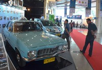 Pengunjung Pameran Transportasi melihat mobil taksi klasik milik Perusahaan taksi Blue Bird yang dioprsaikan sekitar tahun 1972  di Gedung Smesco Convention Hall, Jakarta.