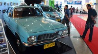 Pengunjung melihat-lihat taksi pertama yang dioperasikan oleh Blue Bird sekitar tahun 1972 di Gedung Smesco UKM Galery, Jakarta, Kamis, (17/9/2015). Pool/Aris Ganjar/detikFoto.