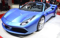 488 Spider adalah mobil sport menakjubkan yang memiliki kemampuan akselerasi cepat (0 - 100 km/jam dalam 3 detik dan 0 - 200 km/jam dalam 8,7 detik) dan yang lebih utama lagi yaitu waktu respons tuas penggerak kecepatan super tajam hanya dalam 0,8 detik yang pada dasarnya menghilangkan turbo lag yang umumnya ada pada mesin sejenis ini. Pool/dok Ferrari.