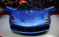 488 Spider ini menggunakan RHT (Retractable Hard Top) yang pertama kali diperkenalkan pada 458 Spider sebagai solusi bagi mobil bermesin mid-rear yang pertama di dunia. Pool/dok Ferrari.