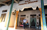 Wisatawan juga bisa berkunjung ke Uma Pusung Rebong.