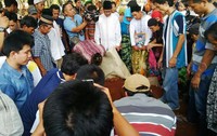 Ayah A tampak berusaha tegar sambil memegang foto anaknya itu semasa hidup.