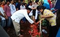 Keluarga menaburkan bunga di atas makam A.