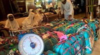 Jejeran koper jemaah haji siap untuk ditimbang.