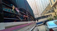 Truk yang mengangkut koper jemaah haji siap meluncur ke bandara.