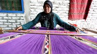Perajin membuat kain tenun di Sentra Tenun Ikat Gunung Mako.