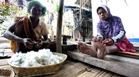Pembuatan kain tenun diawali dengan membersihkan kapas.