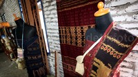 Kain tenun siap dijual.