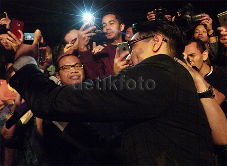Terkejut dengan Kehadiran Sheila Majid, Afgan Ajak Selfie Bareng