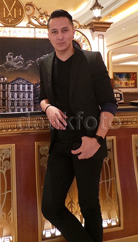 Kenapa Demian Selalu Tampil Serba Hitam? Ini Alasannya!