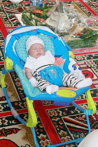 Rafathar tampak tertidur pulas sebelum prosesi pemotongan rambut. Pool/Gus Mun/detikFoto.