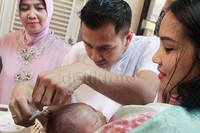 Raffi pun mendapat giliran terakhir untung memotong ujung rambut Rafathar. Pool/Gus Mun/detikFoto.