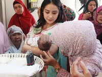 Ibunda Raffi, Amy Qanita saat memotong rambut Rafathar. Pool/Gus Mun/detikFoto.