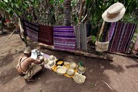 Para wanita di sana pun menjual hasil kerajinan tangan mereka yang terbuat dari kulit kayu. Mereka juga membuat kain tenun untuk cinderamata untuk turis (Rengga/detikTravel)
