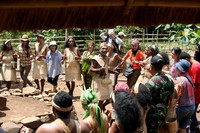 Suku Kabola suka mengajak turis yang datang untuk menari atau bernyanyi bersama. Suatu atraksi wisata yang tentu saja menarik (Rengga/detikTravel)