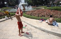 Sejumlah anak asik berenang di kolam air mancur di Jalan Teuku Umar, Menteng, Jakarta.     